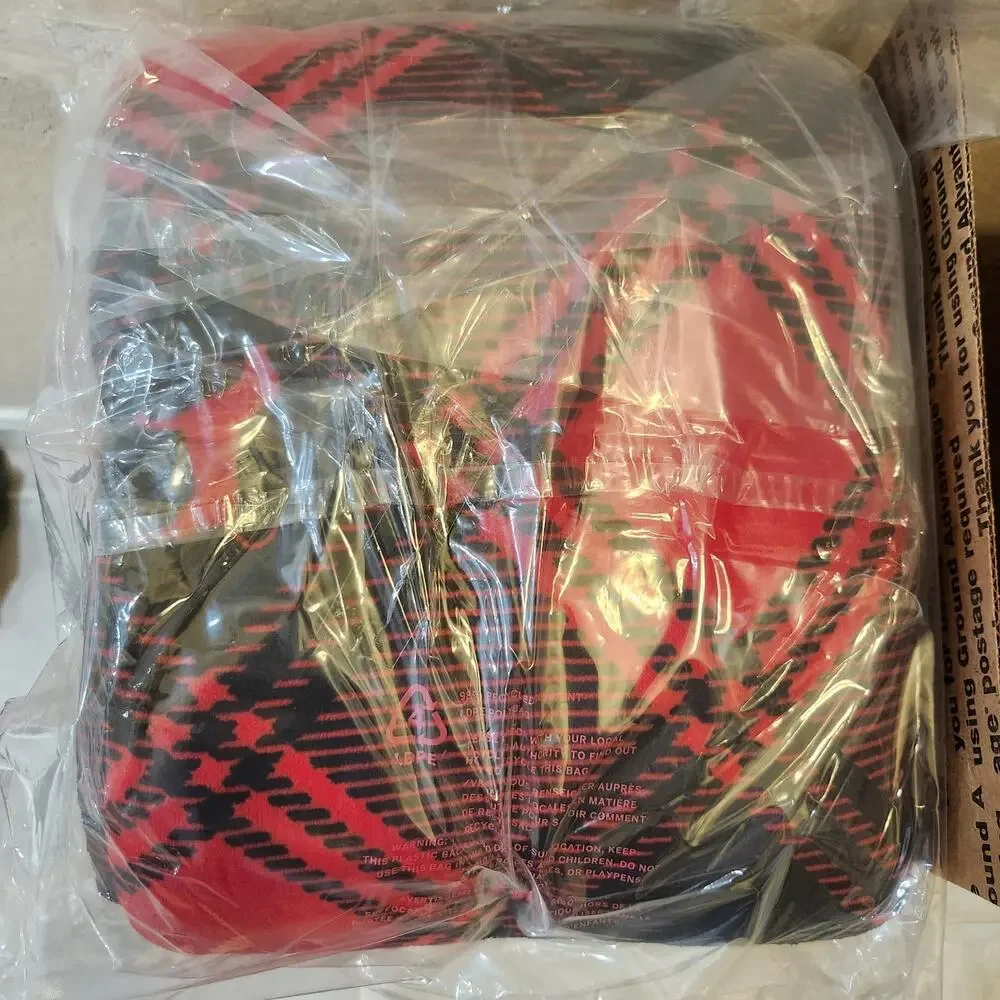 Victoria's Secret PINK Red and Black Cozy Plush Fleece Sherpa Throw Blanket